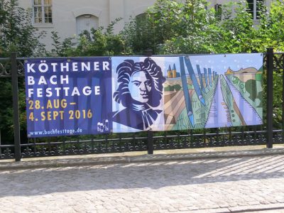 Ins Schloss hinein erklang derartige Musik, aber draußen war es schöner, pardon, anders schön ;-))